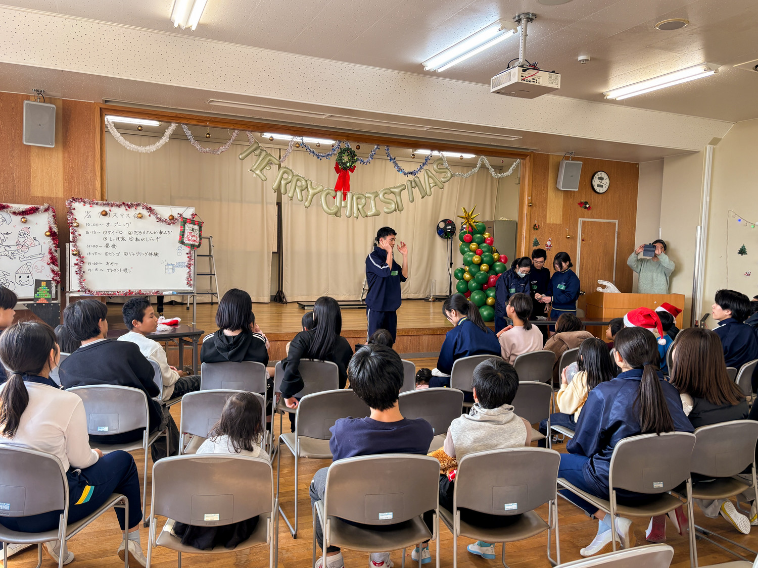 児童施設を招いてのクリスマス会【高１有志/12月】