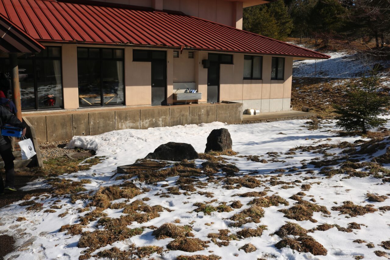 雪が少なく、地面が見えている。