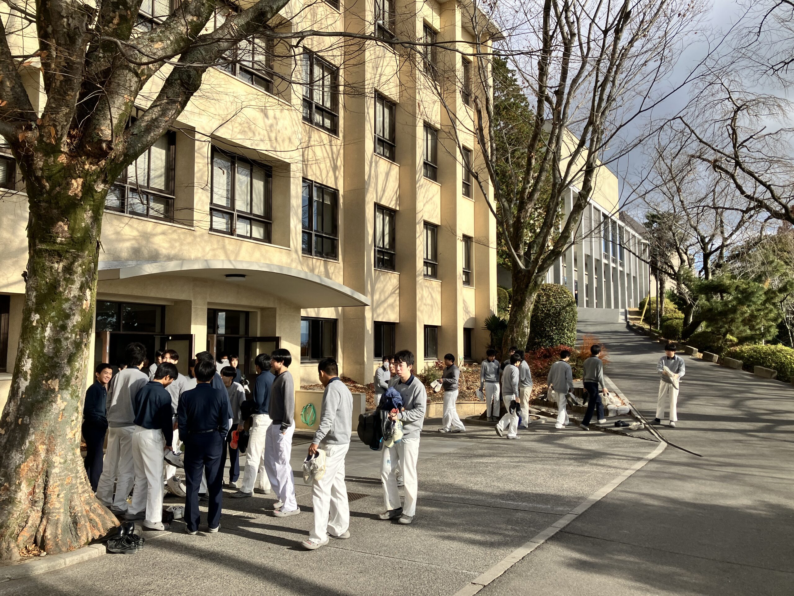 下駄箱を掃除します。 - 広島学院中学校・高等学校