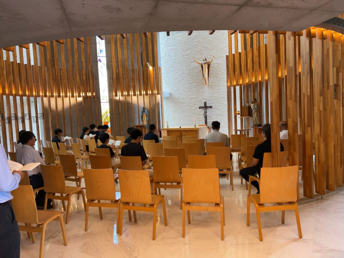 祈りの集いと中高別朝礼