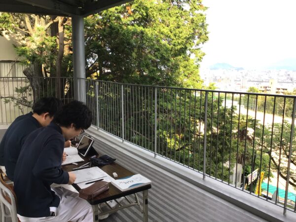 試験に向けて自習中