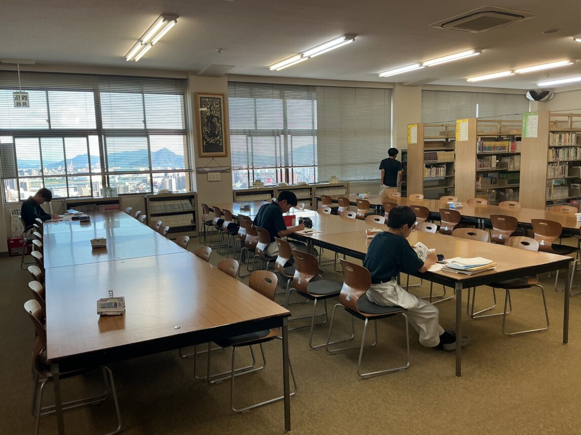 図書室から見る秋の空